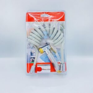 צינור מקלחת עם אקדח ומטלית