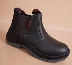 נעל שחורה עם מגן S3